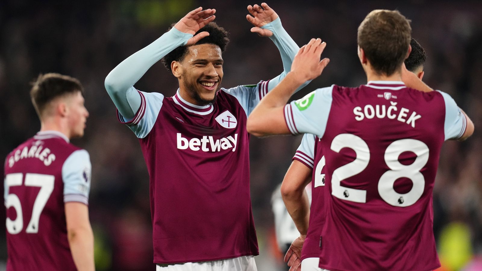เวสต์แฮม 2-0 เลสเตอร์: เวสต์แฮมล่องเรือคว้าชัยชนะ ขณะที่ปัญหาของรุด ฟาน นิสเตลรอยยิ่งย่ำแย่ลง