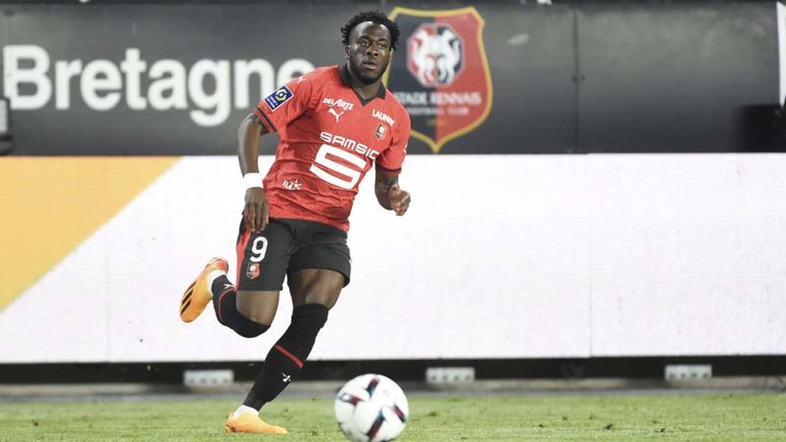 น็อตติงแฮม ฟอเรสต์ อาร์โนด์ คาลิมูเอนโด อยู่ในรายชื่อเป้าหมายของสโมสรฝรั่งเศสในช่วงฤดูหนาว