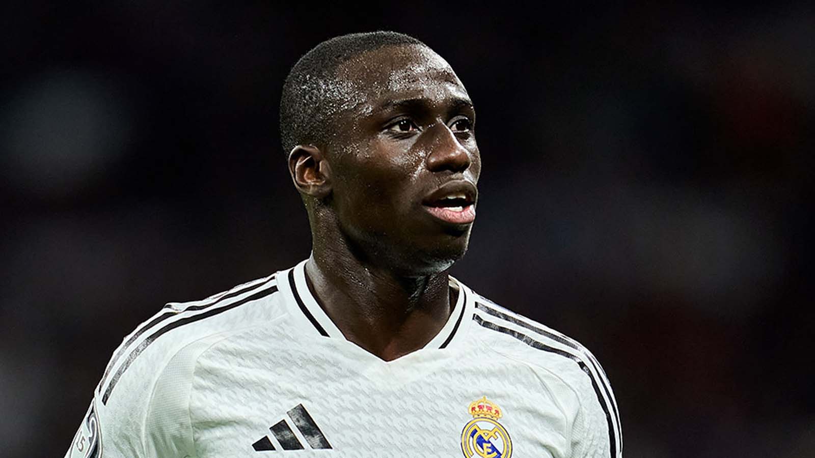 เรอัล มาดริด กองหลังของลอส บลังโกส ได้รับข้อเสนอ จากสโมสรในพรีเมียร์ลีก