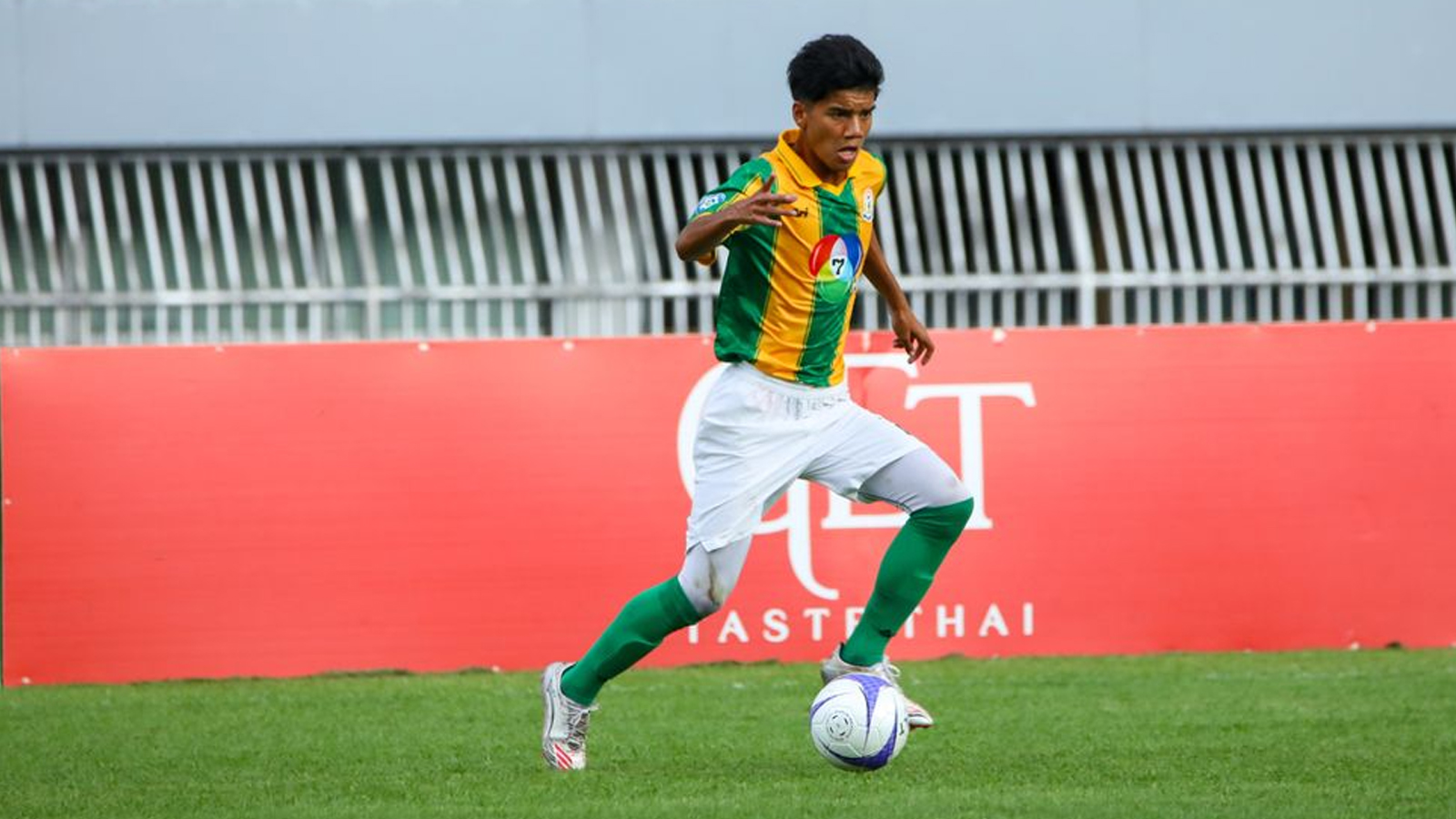 ทรู แบงค็อก เซ็นสัญญาอาชีพกับ รุสกี กาเดร์ ปีกดาวรุ่งจากเทพศิรินทร์