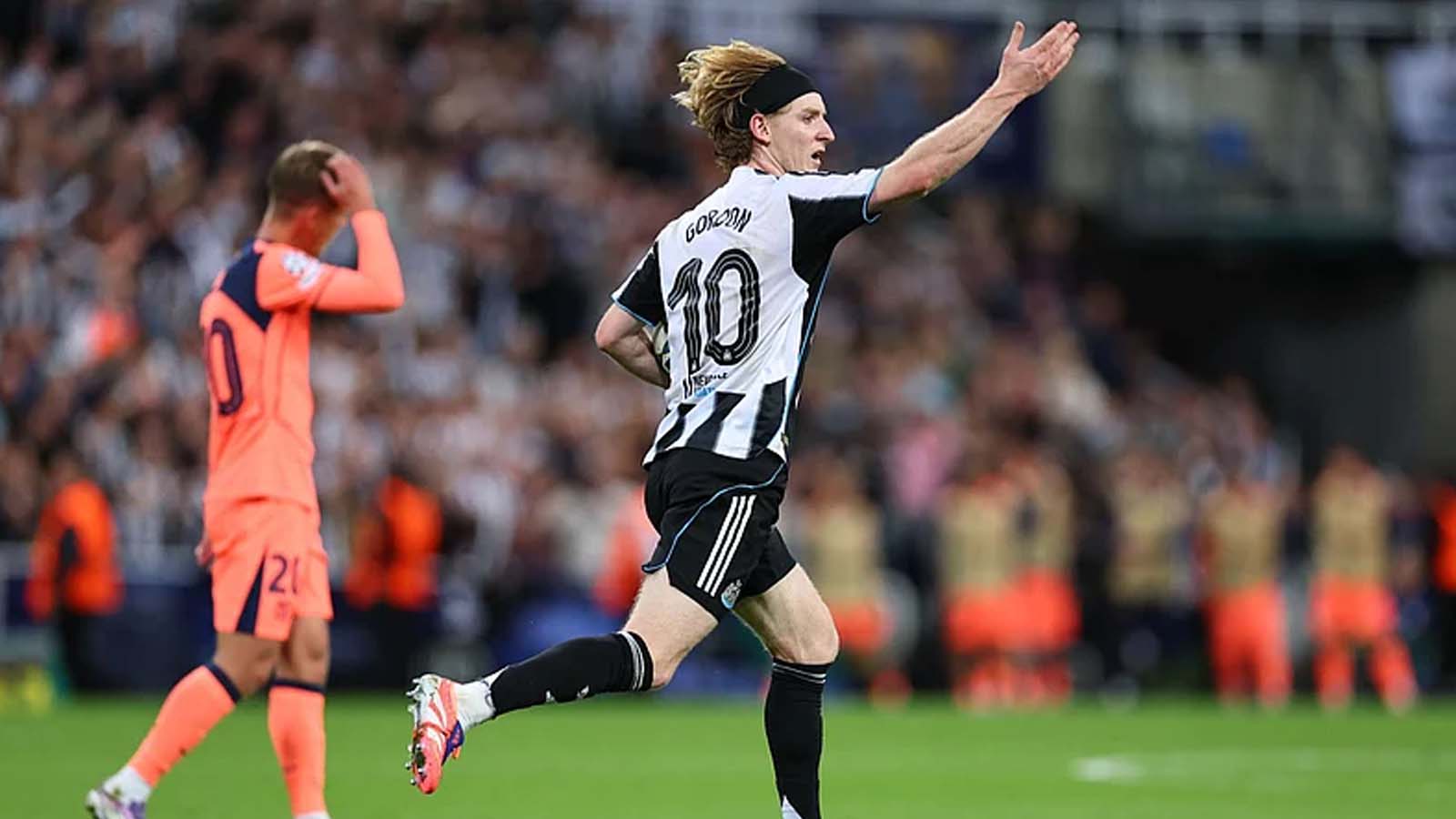 ลิเวอร์พูลถูกเตือนเรื่องการย้ายทีมมูลค่า 95 ล้านปอนด์ของนิวคาสเซิล โดยอาร์เน สล็อต นำเป็นจ่าฝูง ในการแย่งชิงตัวนักเตะดาวรุ่งวัย 24 ปีรายนี้