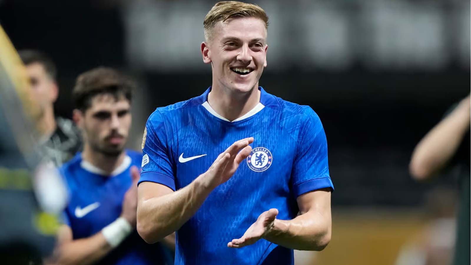 แมนเชสเตอร์ ยูไนเต็ด เป็นหนึ่งในห้าสโมสรจากพรีเมียร์ลีกที่กำลังจับตาดูศูนย์หน้าดาวรุ่งที่กำลังฟอร์มตกรายนี้