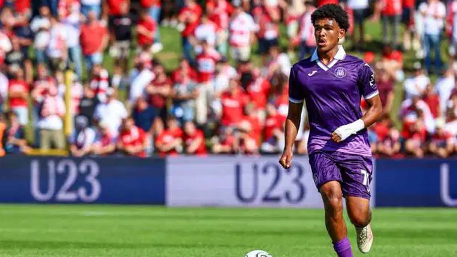  แอสตันวิลล่า อูไน เอเมรี่ กำลังพิจารณาคว้าตัวกองหลังดาวรุ่งวัยทีนราคาประหยัด