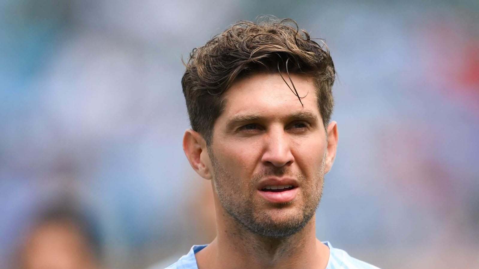 จอห์น สโตนส์ สโมสรพรีเมียร์ลีกกำลังจับตากองหลังแมนซิตี้ ขณะที่กำลังตัดสินใจเรื่องสัญญา