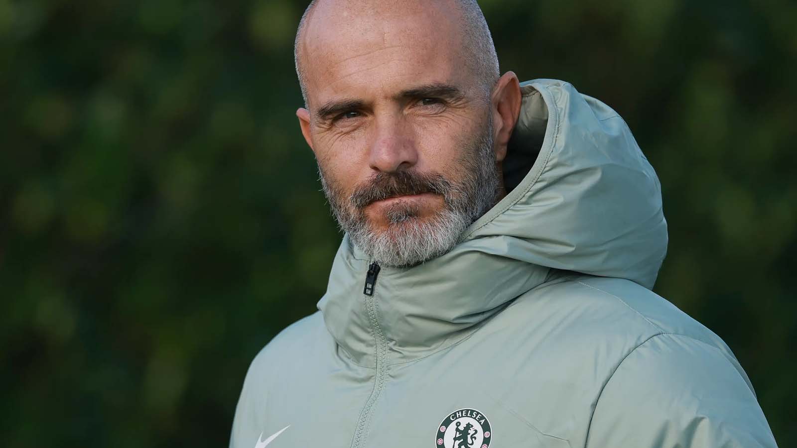 มีรายงานว่าเพื่อนร่วมทีมไม่พอใจกับแนวทางการเป็นผู้นำของนักเตะดาวเด่น