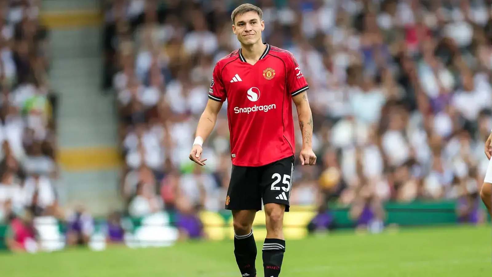  แมนฯ ยูไนเต็ด สองสโมสรจากพรีเมียร์ลีกร่วมแย่งตัวกองกลางรายนี้ โดยมีการเปิดเผยราคาค่าตัวแล้ว