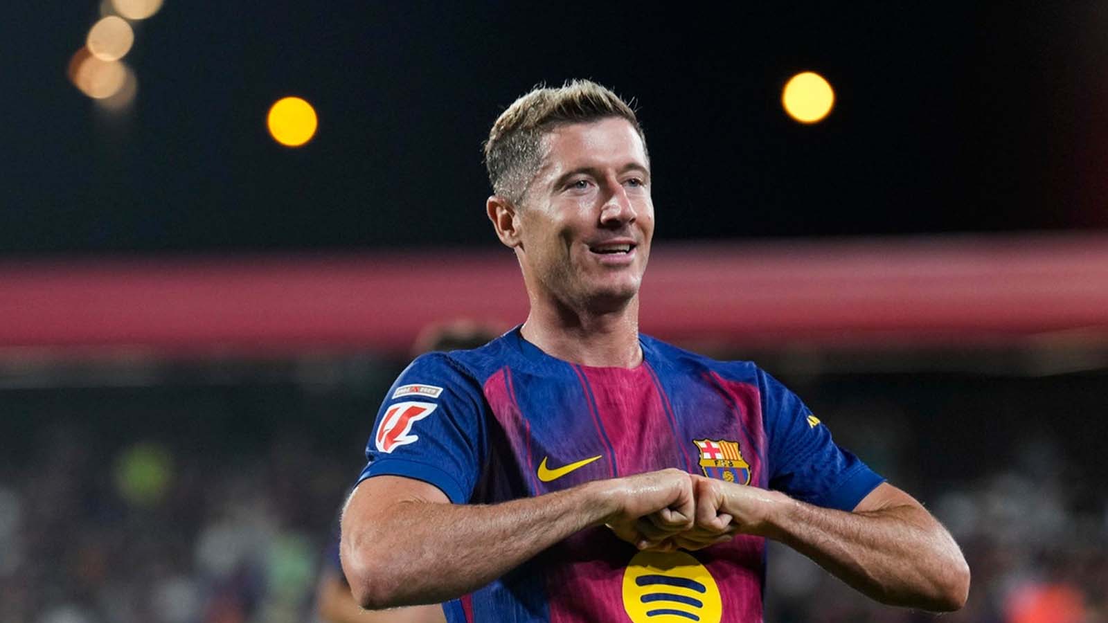  อนาคตของโรเบิร์ต เลวานดอฟสกี ฮันซี ฟลิค หัวหน้าโค้ชของบาร์เซโลนา กล่าวถึงสถานการณ์สัญญาของนักเตะวัย 37 ปี