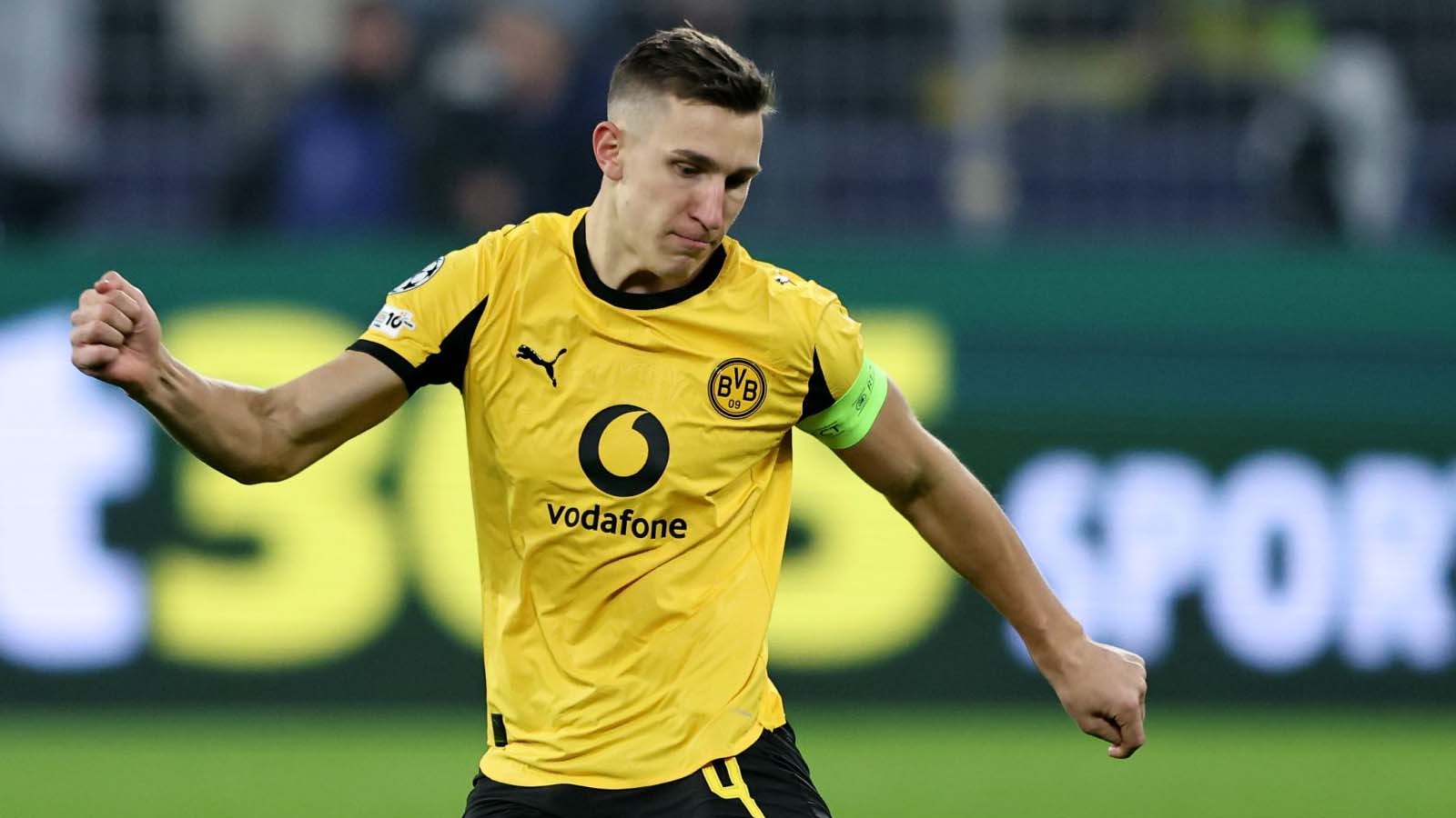 หงส์แดงเป็นหนึ่งในสามสโมสรที่ได้รับกำหนดเส้นตายในเดือนกรกฎาคมในการเซ็นสัญญากองหลังตัวกลางมูลค่า 55 ล้านปอนด์