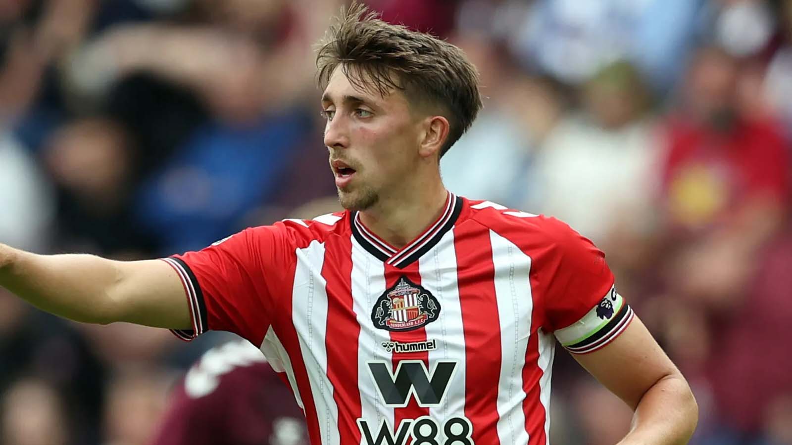 วูล์ฟส์ สโมสรจากพรีเมียร์ลีกที่ตกชั้นกำลังจับตามองผู้เล่นที่มีศักยภาพในการเลื่อนชั้นสู่แชมเปี้ยนชิพ