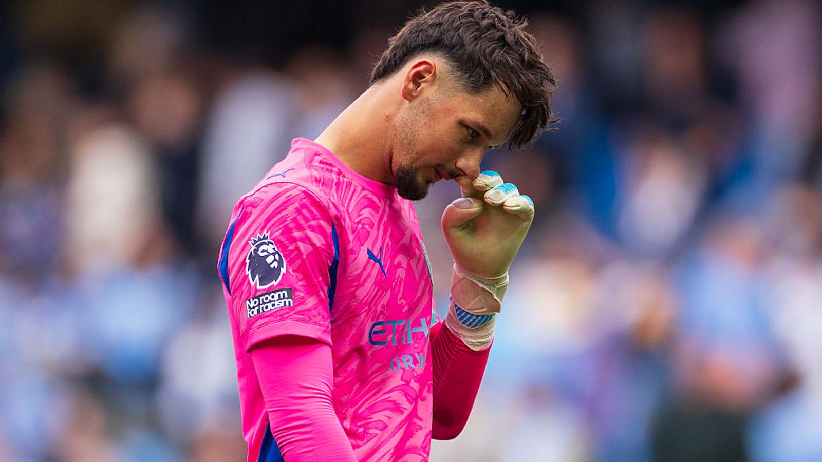 ลิเวอร์พูลและเชลซีเป็นหนึ่งในห้าสโมสรจากพรีเมียร์ลีกที่แสดงความสนใจในตัวผู้รักษาประตูของแมนเชสเตอร์ ซิตี้