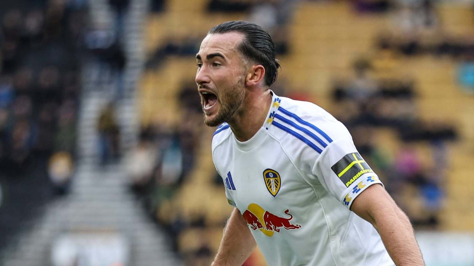  ลีดส์ ยูไนเต็ด ทีมไวท์สติดต่อโดยตรงกับคู่แข่งในพรีเมียร์ลีกเกี่ยวกับดีลคว้าตัวกองกลาง