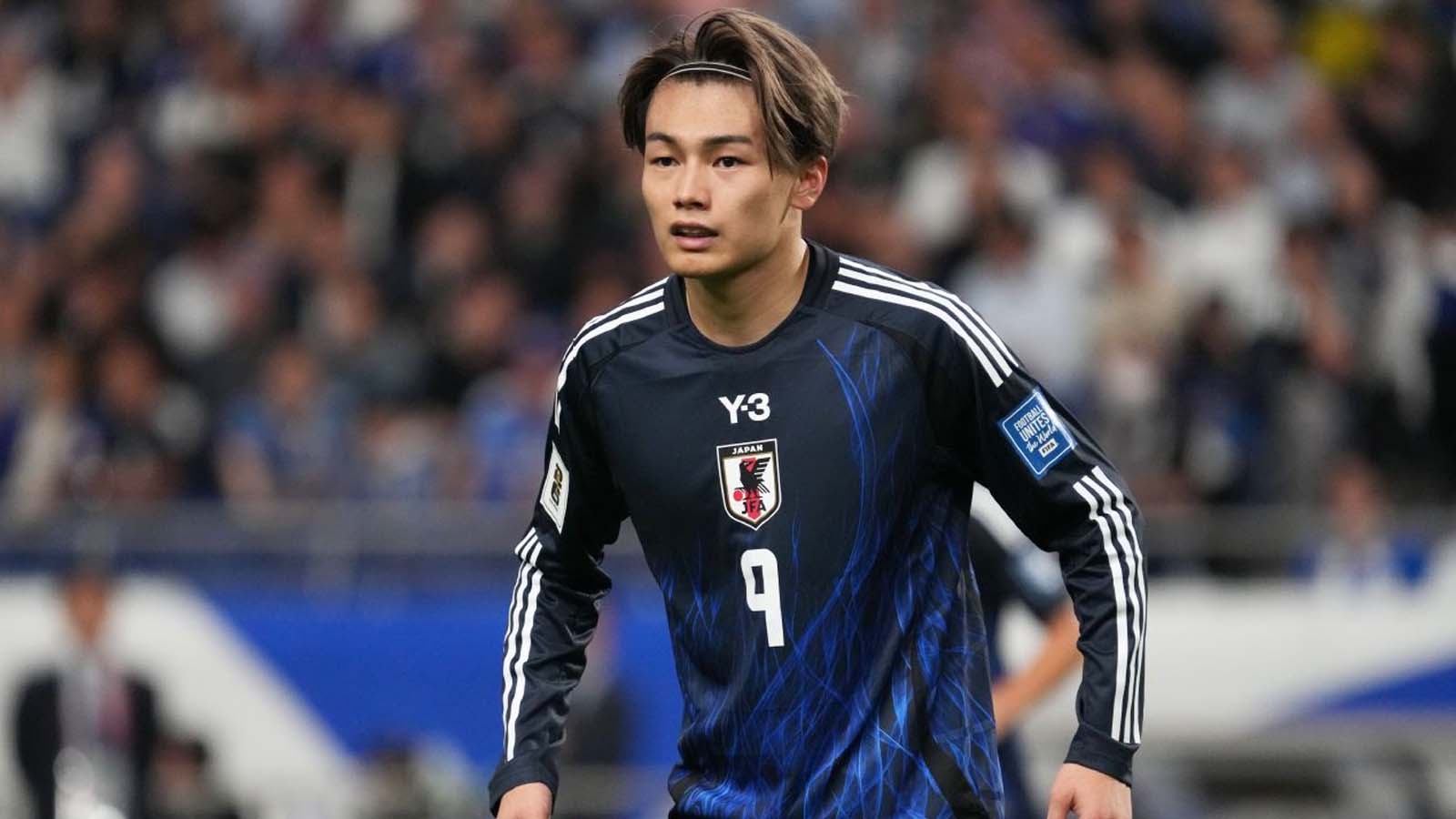 สเปอร์สเร่งดำเนินการคว้าตัวนักเตะจอมทัพเจ้าของสถิติ 26 ประตู ขณะที่เอฟเวอร์ตันเข้าร่วมการแข่งขันด้วย